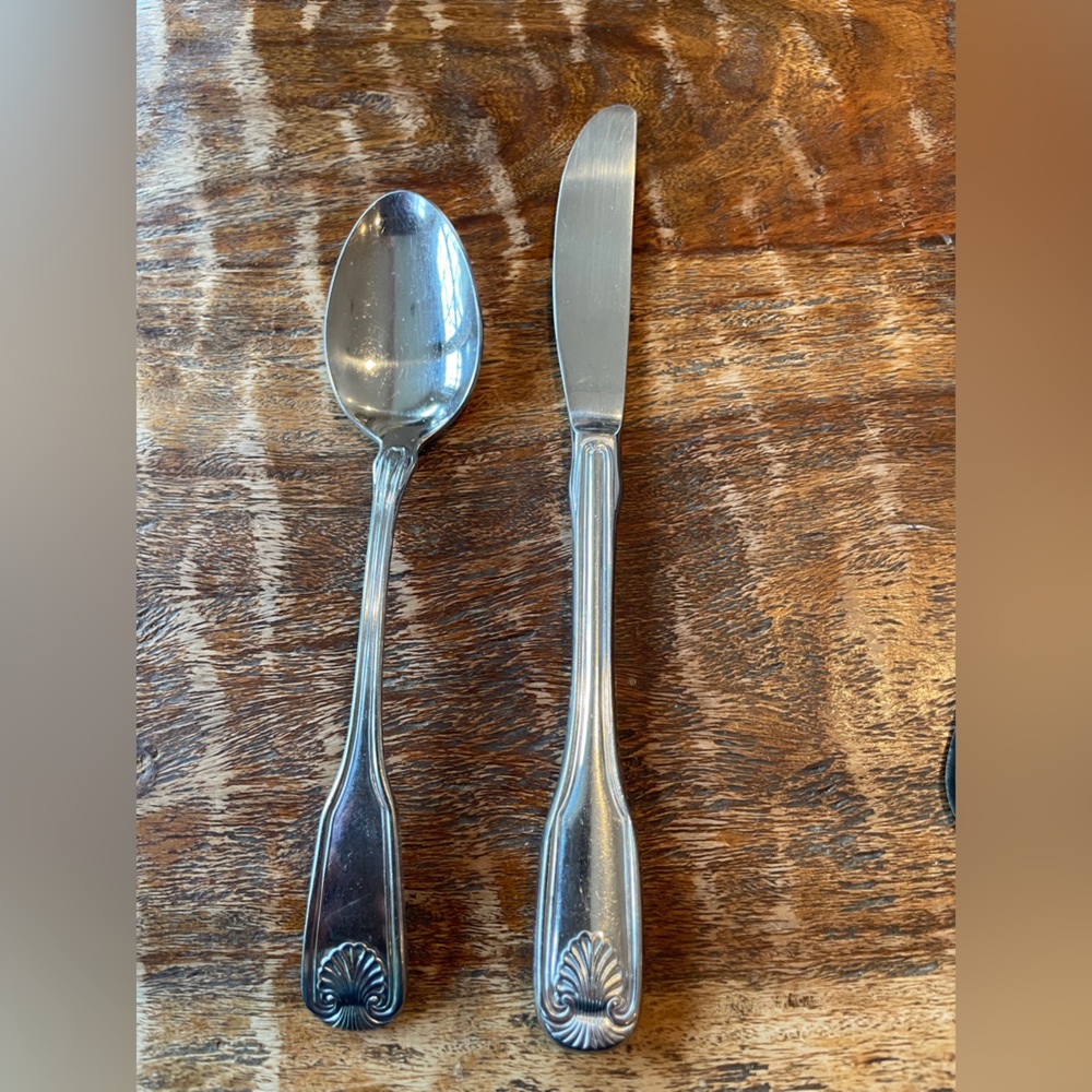 Reed & Barton Spoon and Knife Set colonial shell II pattern